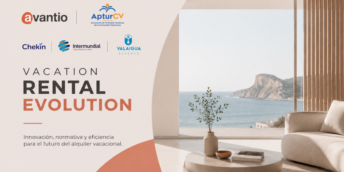 Profesionales del alquiler vacacional asistiendo a una jornada sectorial organizada por APTURCV y Avantio en Benidorm.