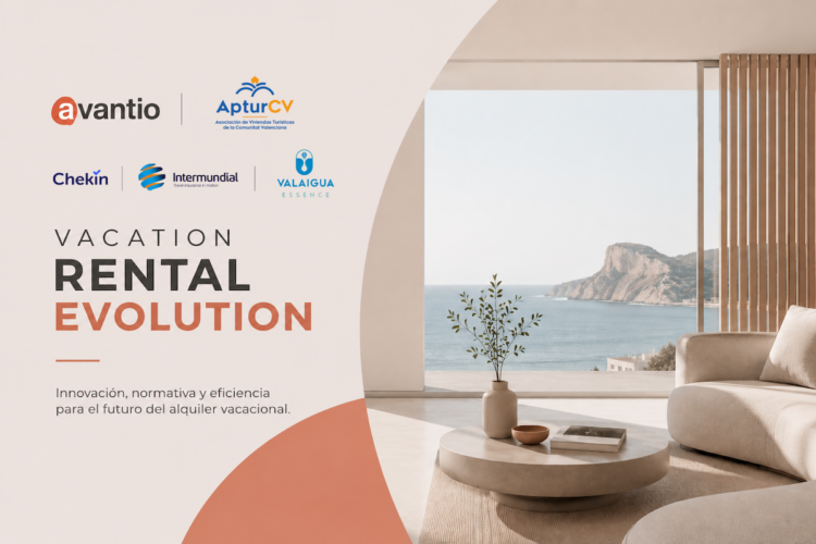 Profesionales del alquiler vacacional asistiendo a una jornada sectorial organizada por APTURCV y Avantio en Benidorm.