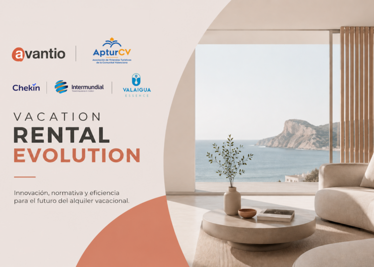 Profesionales del alquiler vacacional asistiendo a una jornada sectorial organizada por APTURCV y Avantio en Benidorm.