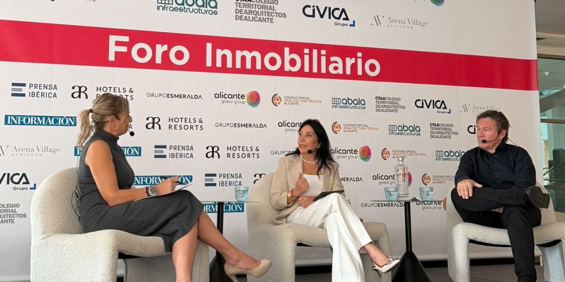 Silvia Blasco, presidenta de ApturCV, durante su intervención en la mesa redonda del Foro Inmobiliario «Más que una vivienda» en Calpe