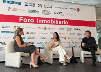 Silvia Blasco, presidenta de ApturCV, durante su intervención en la mesa redonda del Foro Inmobiliario «Más que una vivienda» en Calpe