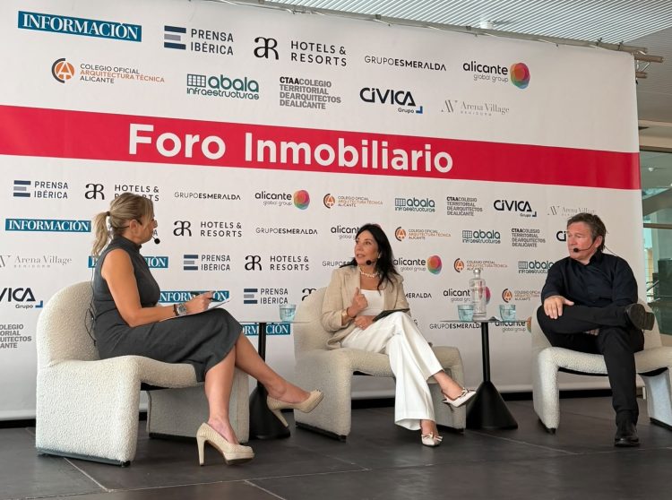 Silvia Blasco, presidenta de ApturCV, durante su intervención en la mesa redonda del Foro Inmobiliario «Más que una vivienda» en Calpe